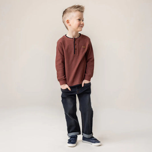 Jeans - Nanö bleu foncé en denim extensible, taille ajustable, pour garçon, porté debout face, revers de jambe visible.