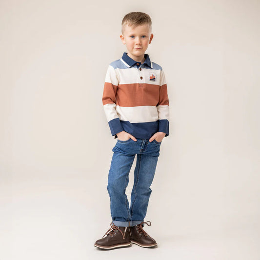 Jeans - Nanö en denim bleu classique, coupe droite, porté par garçon, vue de face sur fond clair.