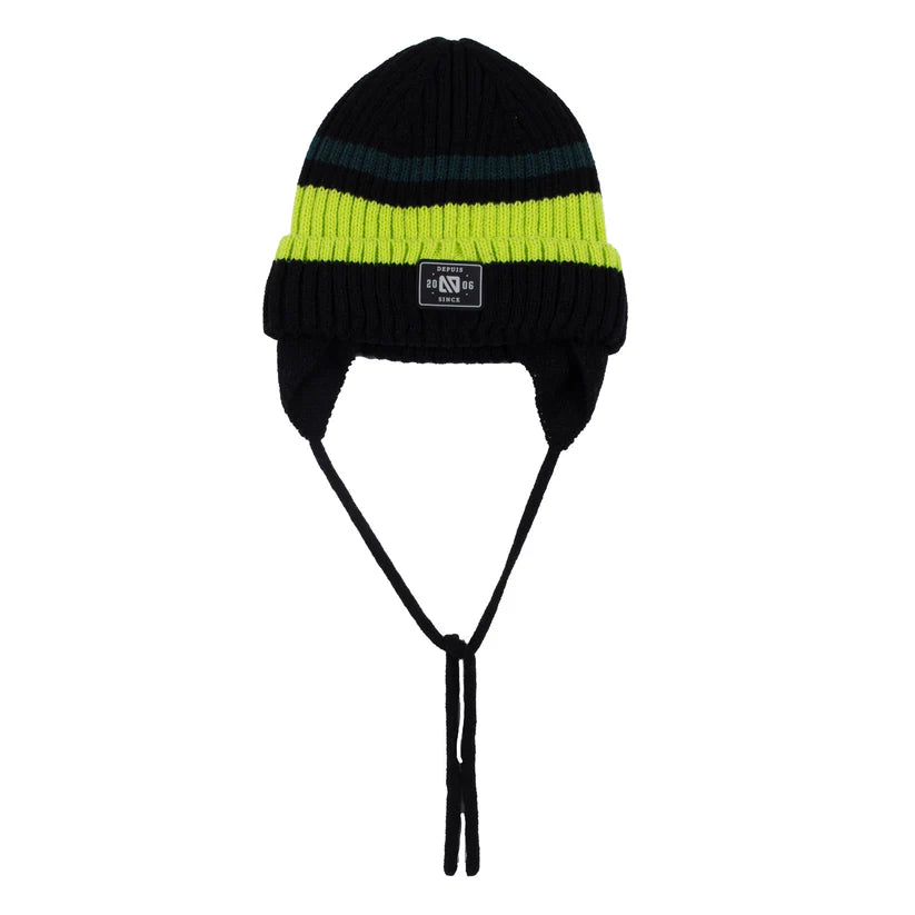 Tuque d'hiver - Nanö noire avec rayures vertes et bleu marine, tricot côtelé, protège-oreilles, vue de face.