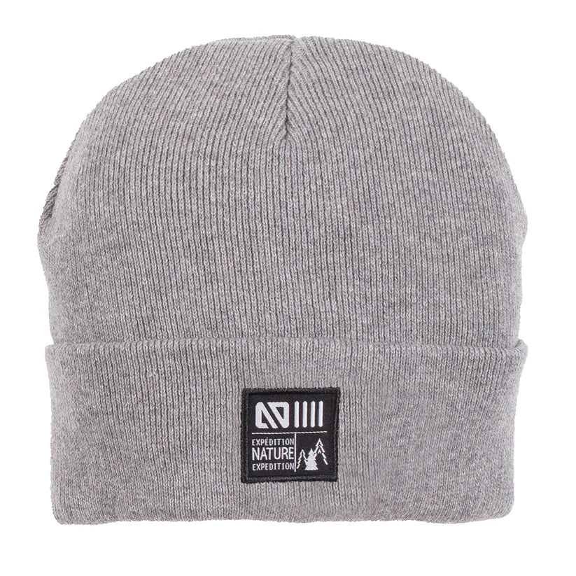Tuque d'hiver - Nanö grise en tricot doux à double épaisseur avec bord replié et écusson tissé, vue de face.
