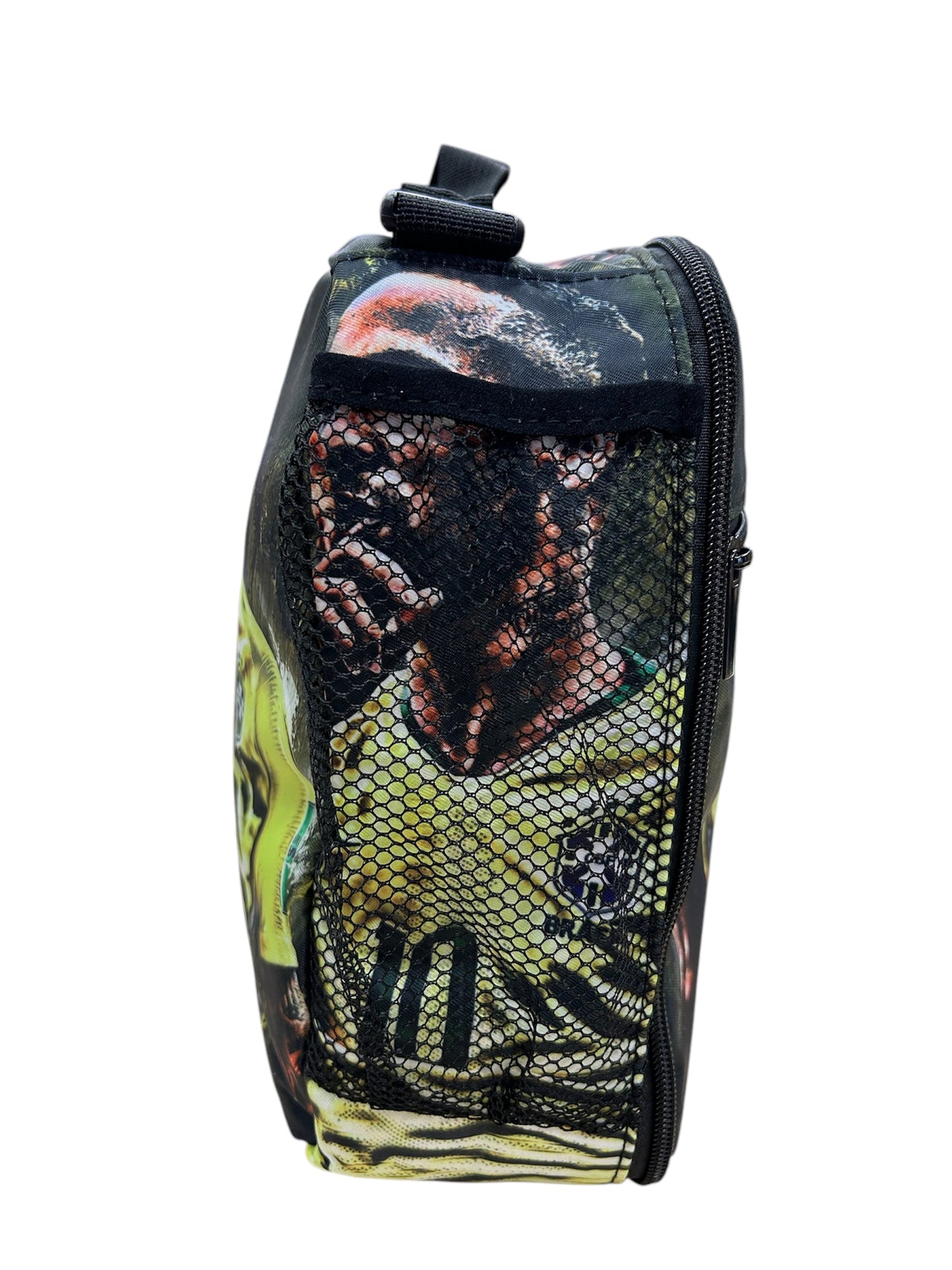 Boite à lunch - Neymar avec filet noir, motifs joueur en jaune et vert, pour enfant, vue de côté.