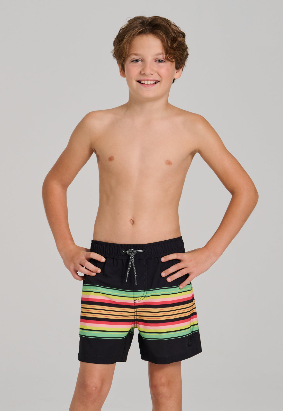 Maillot de bain - Northcoast noir avec bandes horizontales multicolores, taille ajustable, pour garçon, vue de face porté sur mannequin.