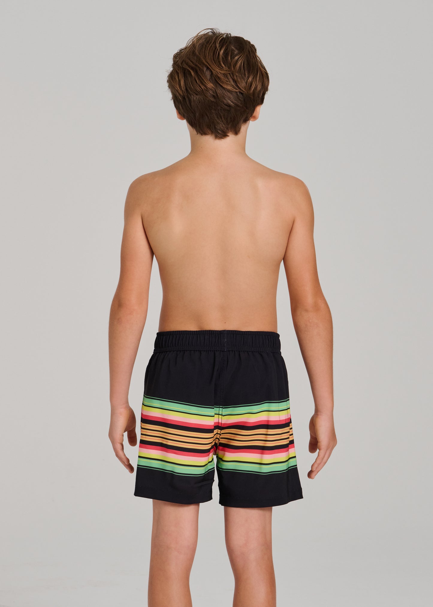 Maillot de bain - Northcoast short garçon noir avec rayures horizontales jaunes, vertes et rouges, vue de dos sur mannequin enfant.