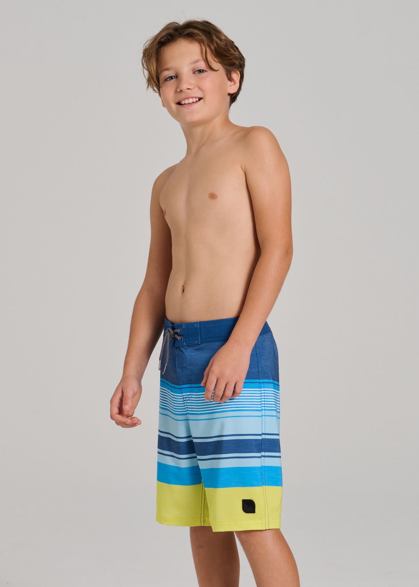 Maillot de bain - Northcoast short rayé bleu, turquoise et jaune, ajustable avec filet, garçon, vue de profil porté sur mannequin