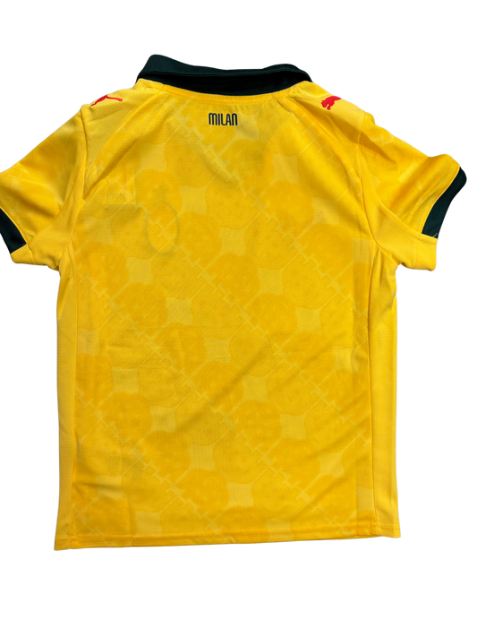 Jersey AC Milan - Puma jaune avec motifs géométriques ton sur ton, col et manches noires, pour garçon, vue de dos.