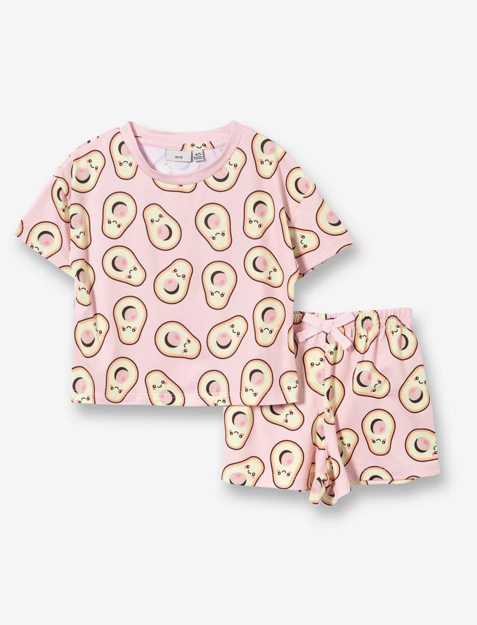 Pyjama - M.I.D en polyester rose à motifs avocats verts, manches courtes, short avec ceinture, vue de face porté sur mannequin enfant.