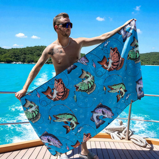 Serviette de plage - Aventure de pêche bleue avec motifs poissons colorés, microfibre, homme adulte, vue portée en extérieur sur bateau.