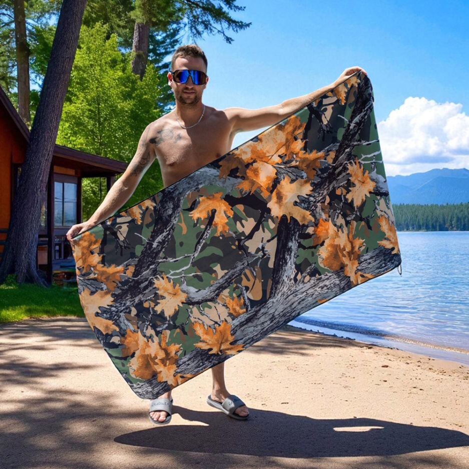 Serviette de plage - Chevreuil d’automne en microfibre, motifs feuilles orange et camouflage vert, portée par homme, vue de face.