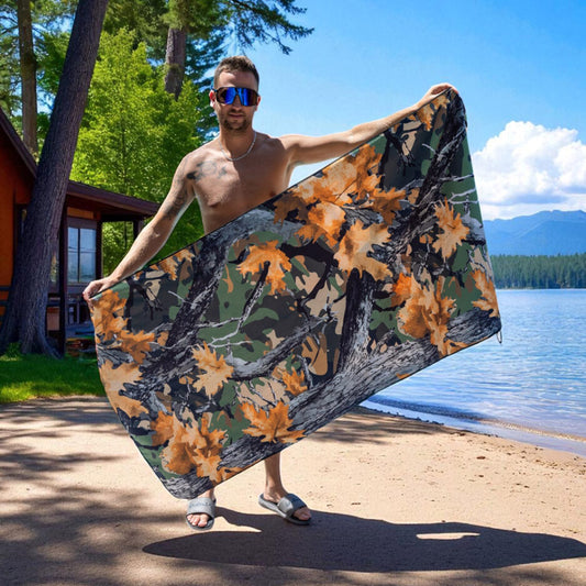 Serviette de plage - Chevreuil d’automne en microfibre, motifs feuilles orange et camouflage vert, portée par homme, vue de face.