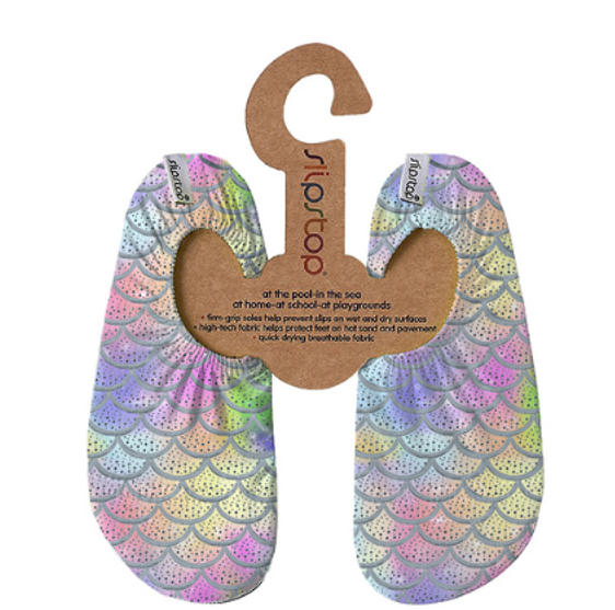 Slip Stop chaussures d'eau enfant motif écailles multicolores pastel en tissu respirant, vue de dessus avec emballage.