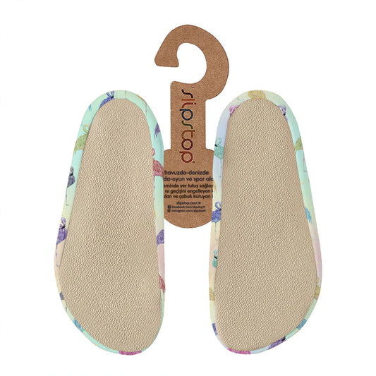 Chaussures d'eau Slip Stop beige avec bordure pastel et motifs cœurs pour enfant, vue de dessous avec emballage suspension en carton.