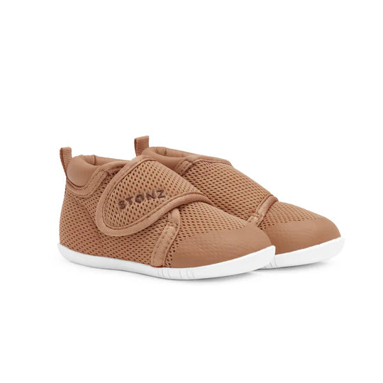 Chaussures - Stonz Cruiser Baby marron clair en mesh respirant avec semelle blanche souple, pour bébé, vue de profil gauche