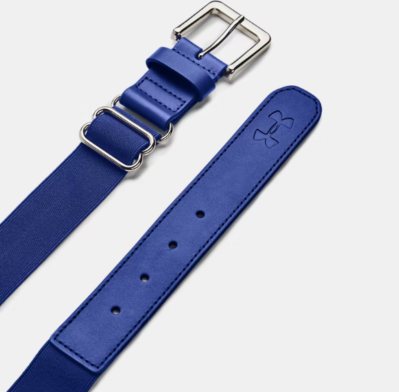 Ceinture de baseball - Under Armour bleue élastique avec boucle argentée et logo embossé, taille réglable, pour garçon, vue de dessus.