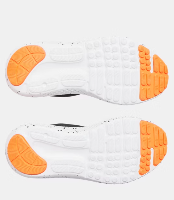 Espadrilles UA Surge 4 - Under Armour semelle blanche avec renforts orange, vue de dessous, pour enfant.