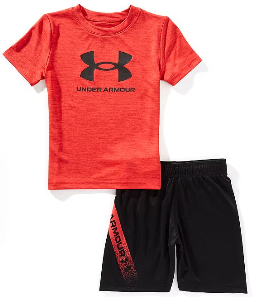 Ensemble - Under Armour t-shirt rouge et short noir avec logo, en tissu technique léger, pour garçon, vue de face.