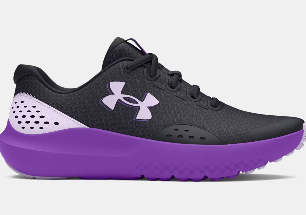 Espadrilles Surge 4 - Under Armour noires et violettes avec tige en filet respirante, vue de profil droit enfant