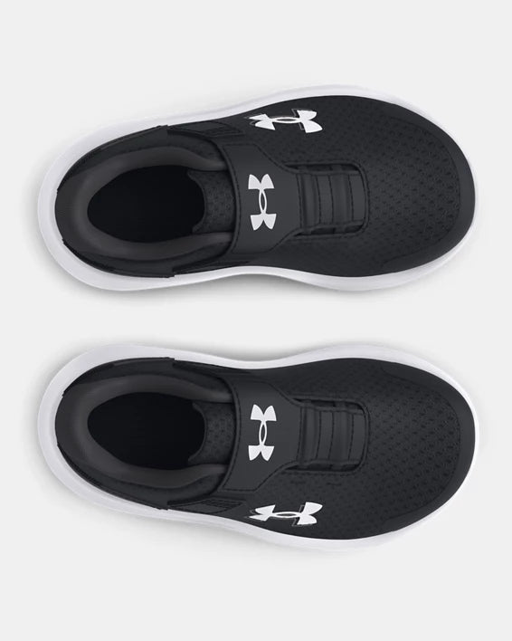Espadrilles UA Surge 4 AC - Under Armour noires en mesh léger avec semelle blanche, fermeture à sangle, vue de dessus enfant