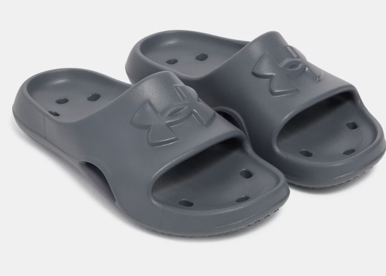 Sandales - UA Locker V Under Armour grises en EVA à trous de drainage, style gougounnes pour garçon, vue de trois quarts.