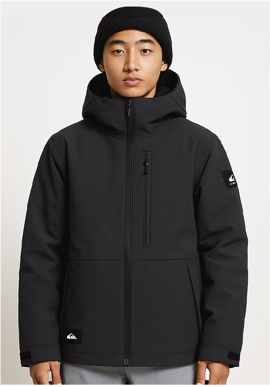 Manteau d'hiver - Quiksilver noir avec capuche, fermeture zippée, tissu isolant, coupe droite, porté par un adolescent, vue de face.