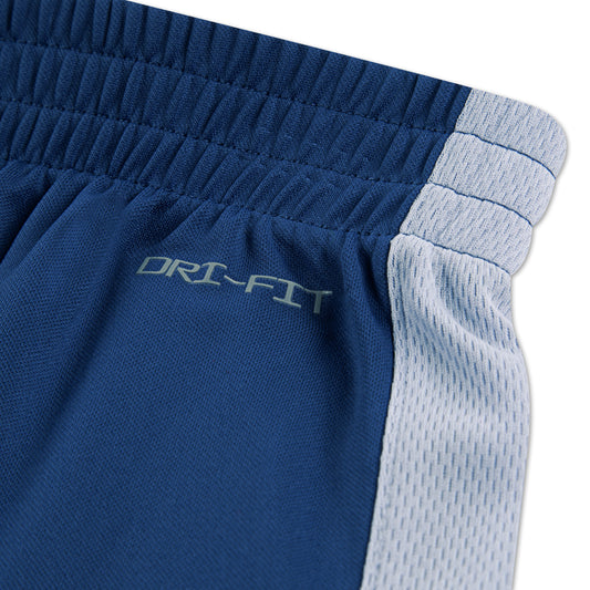 Short - Nike en polyester bleu marine avec bande latérale gris clair, détail du tissu et élastique taille vue rapprochée.