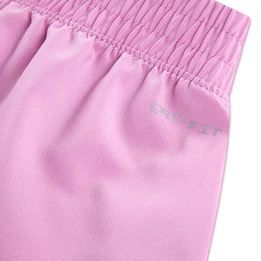 Short - Nike rose clair en polyester 100% avec ceinture élastique, détail du tissu technique Dri-FIT, vue rapprochée
