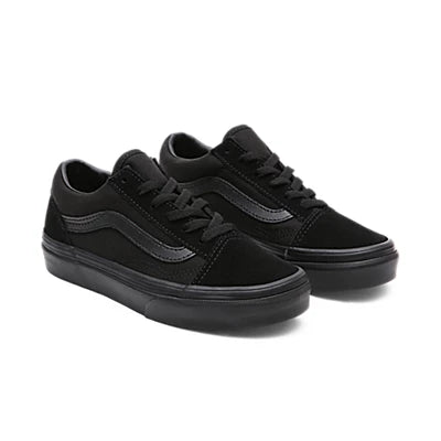 Chaussures - Old Skool Vans noires en toile et cuir, lacets noirs, vue de trois quarts sur fond blanc.