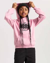 Hoodie - Vans rose clair avec logo noir imprimé, capuche, pour enfant, porté sur mannequin vue de face