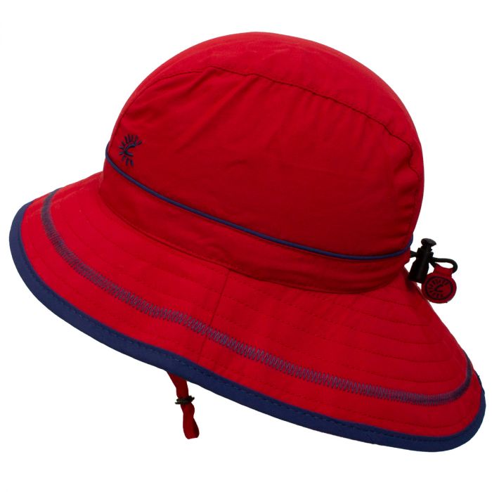 Chapeau - Calikids en tissu rouge à séchage rapide avec bord bleu, cordon amovible, pour enfant, vue 3/4 côté droit.