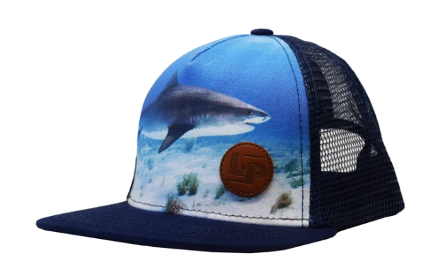 Casquette - L&P bleu et noir en mesh avec imprimé requin sur le devant, pour enfant, vue de profil côtés droit
