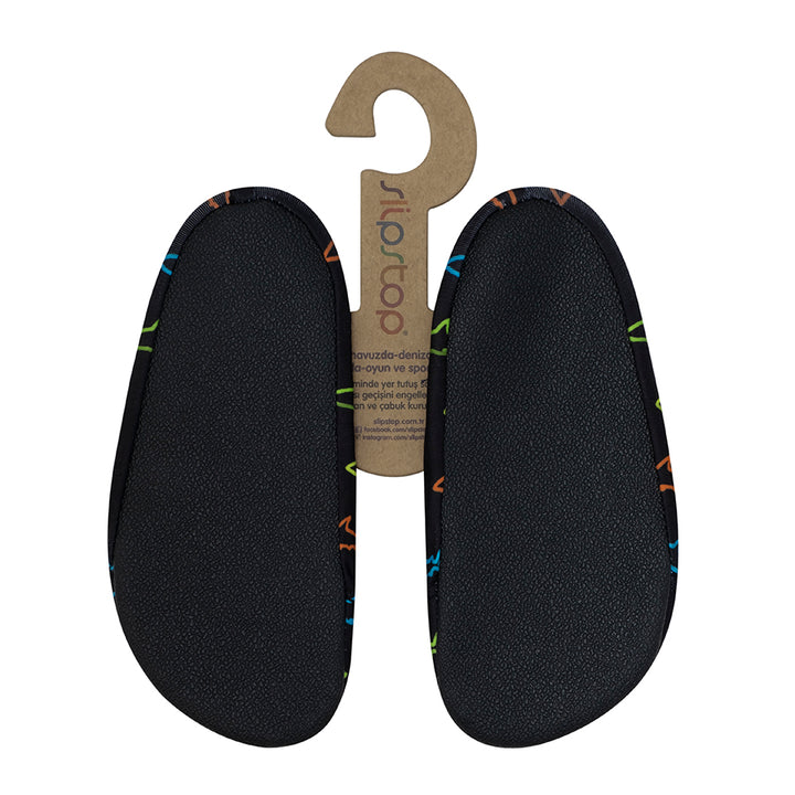 Slip Stop chaussons noirs semelle antidérapante, motifs colorés discrets, tissu respirant, vue de dessus, taille enfant.