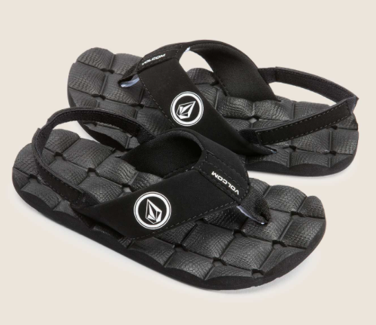 Sandales - Volcom noires avec bande élastique arrière, semelle texturée, style sport, vue en plongée angle latéral.