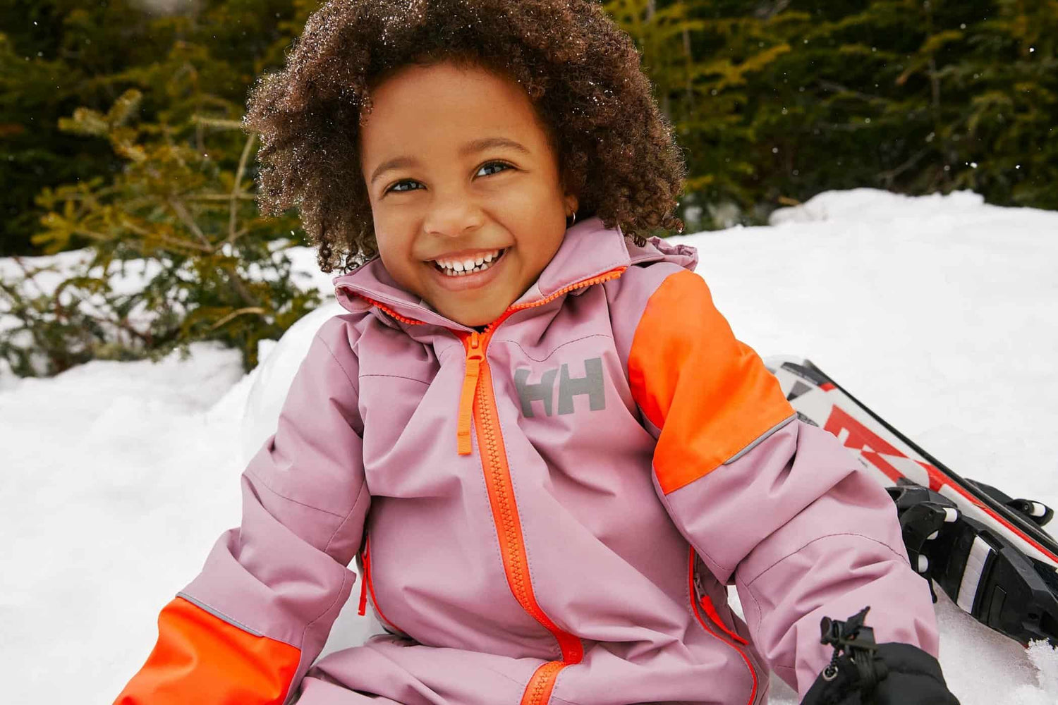 Collection Helly Hansen enfant : habits de neige premium avec salopettes Rider, tuques hiver, gants imperméables et manteaux isolés PrimaLoft® – Rabais L'Enfant Unique