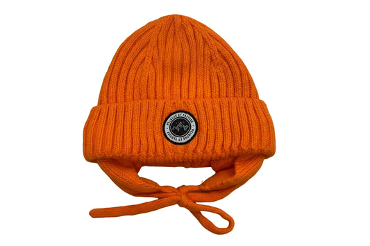 Tuque d'hiver - Peluche & Tartine en tricot orange avec lien à nouer sous le menton, détail de logo circulaire devant, pour enfant, vue de face.