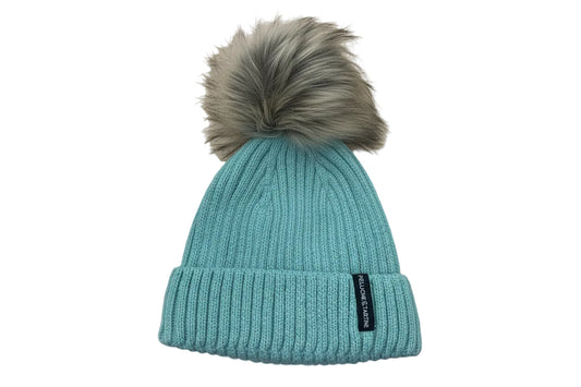 Tuque d'hiver - Peluche & Tartine en maille turquoise avec pompon en fausse fourrure grise, pour enfant, vue de face sur fond blanc.