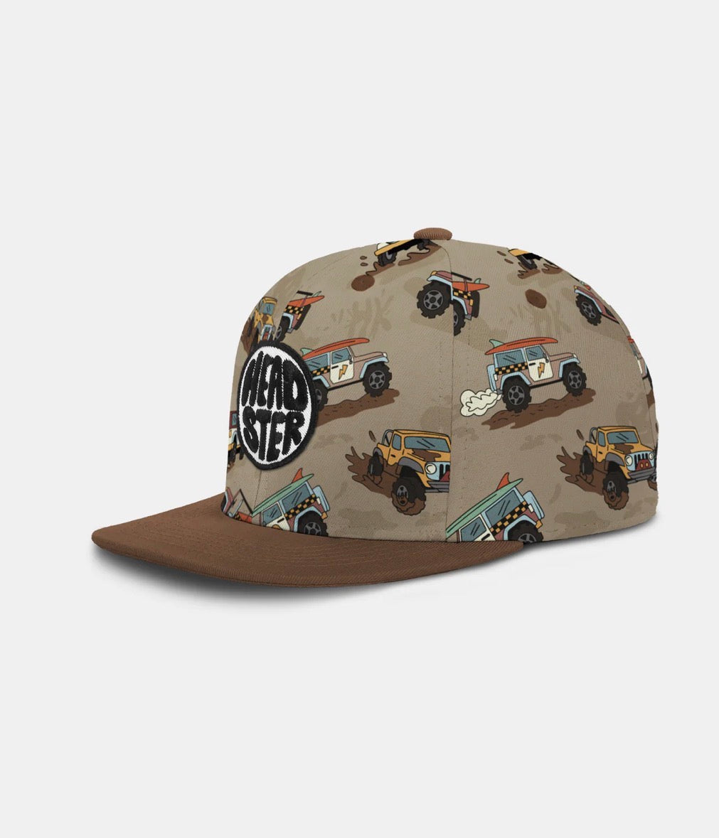 Casquette - Headster beige à imprimés 4x4 colorés avec visière marron, style garçon, vue de côté sur fond clair