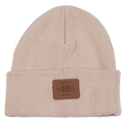 Tuque Mi-Saison - Nanö beige en tricot avec étiquette en cuir brun, style classique, vue de face.