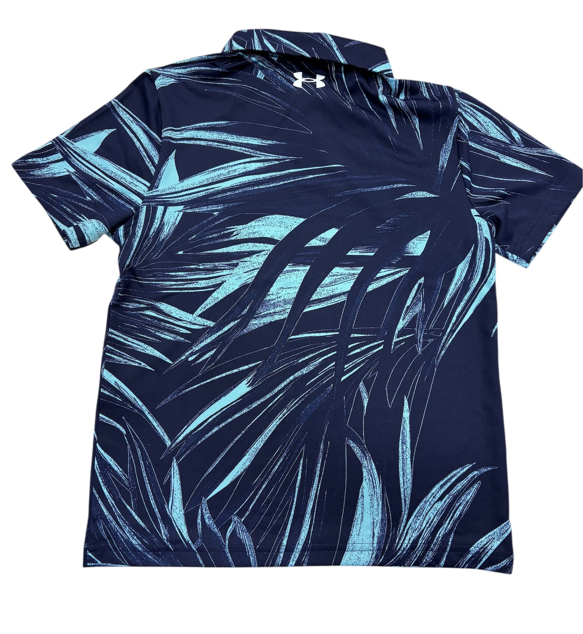 Polo - Under Armour bleu marine avec motif feuilles bleues clair, tissu polyester et élasthanne, vue de dos.