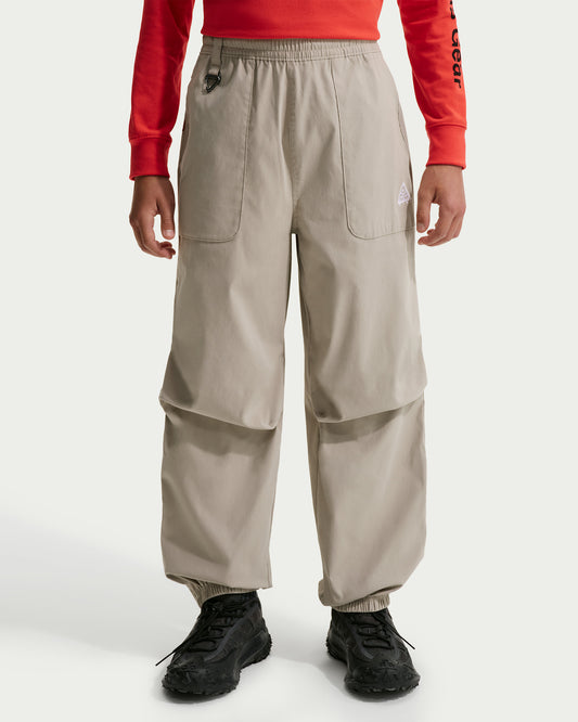 Pantalon ACG - Nike beige ample à poches plaquées et chevilles resserrées vue de face porté par un mannequin adulte