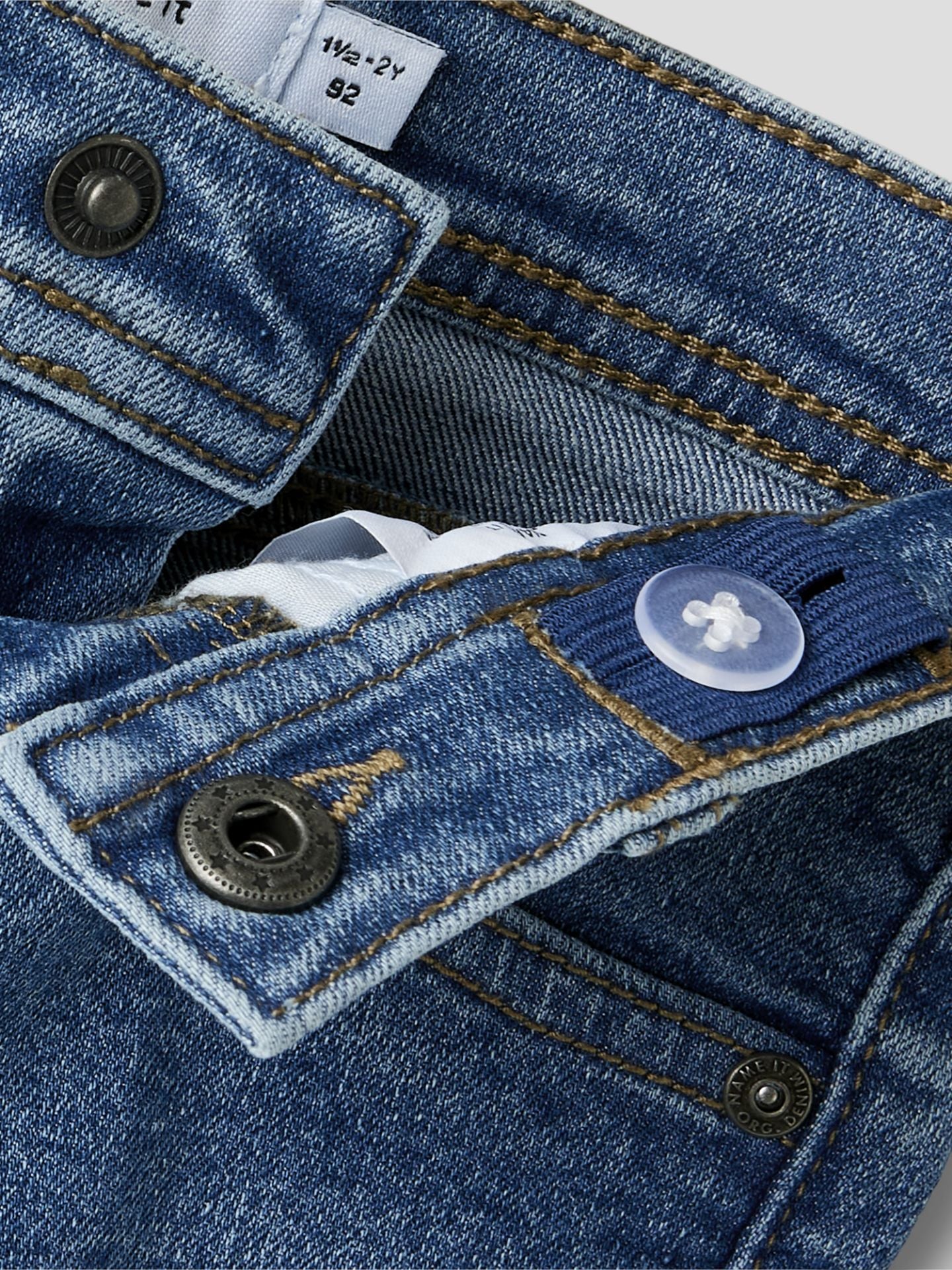 Jeans - Name It en denim bleu moyen détail taille ajustable bouton et couture visible pour enfant vue rapprochée