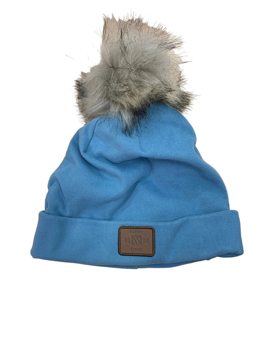 Tuque Mi-Saison - Nanö bleue avec bordure repliée et pompon en fausse fourrure grise, style décontracté, vue de face.