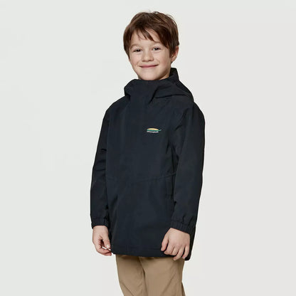 Manteau Mi-Saison - Chlorophylle noir en polyester recyclé, coupe droite à capuche, porté par garçon, vue de face