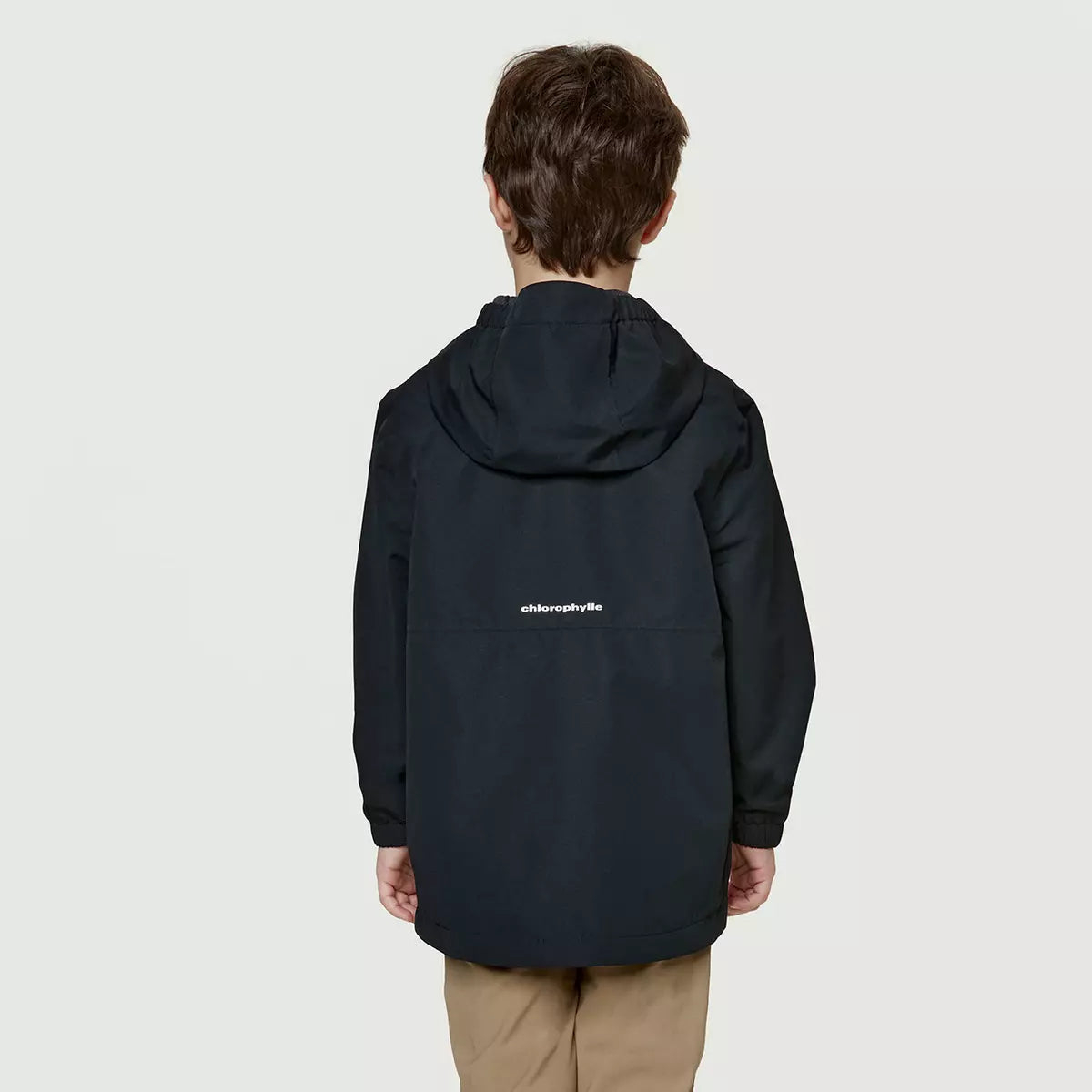 Manteau Mi-Saison - Chlorophylle noir en polyester recyclé, coupe longue, porté de dos par enfant, avec capuche.