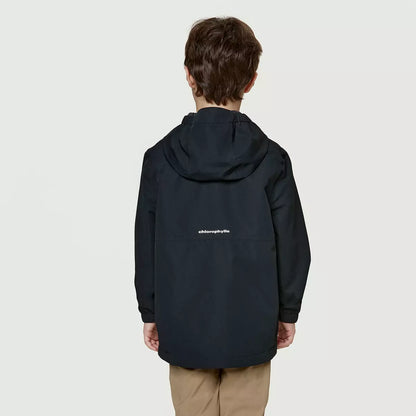 Manteau Mi-Saison - Chlorophylle noir en polyester recyclé, coupe longue, porté de dos par enfant, avec capuche.