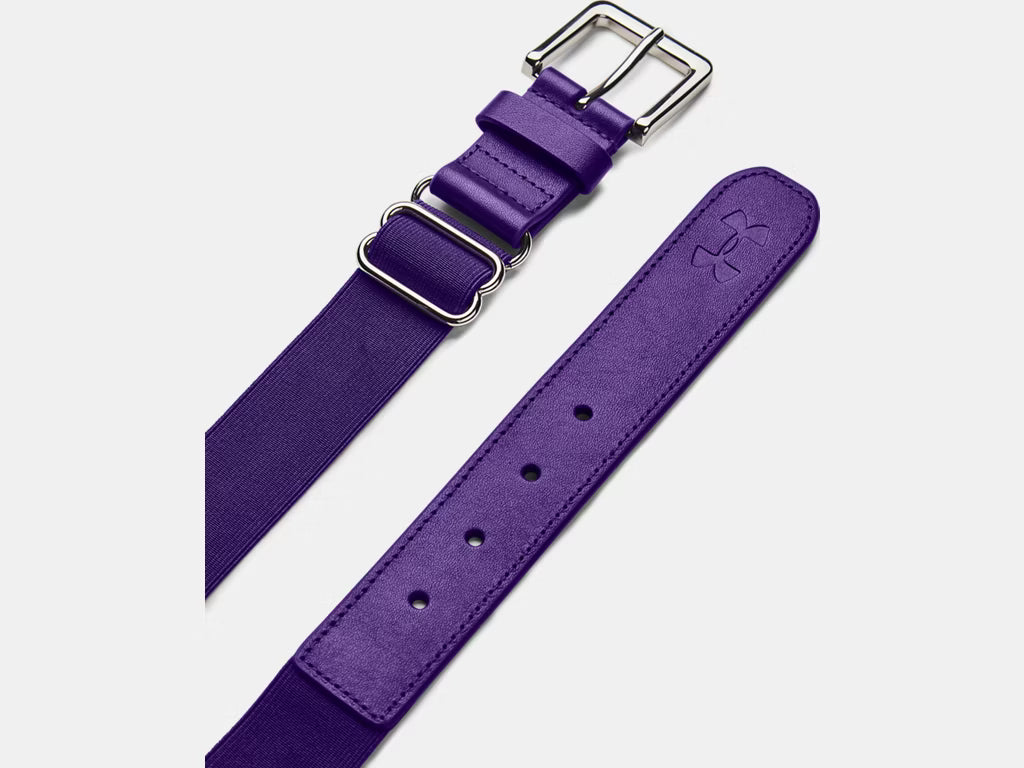 Ceinture de baseball - Under Armour violette avec boucles métalliques argentées, construction élastique renforcée, vue détaillée à plat.