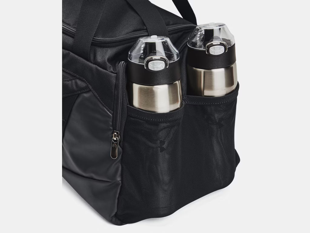 Sac Sport UA Undeniable 5.0 - Under Armour noir avec poches latérales en mesh, détail des bouteilles, vue rapprochée côté sac.