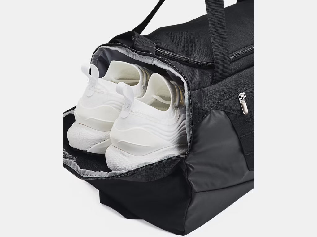 Sac Sport UA Undeniable 5.0 - Under Armour noir en polyester, compartiment chaussures avec baskets blanches, vue de détail côté ouvert.