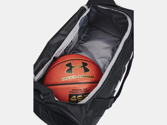 Sac Sport UA Undeniable 5.0 - Under Armour noir avec intérieur gris, vue intérieure ouverte avec ballon de basket rouge orangé.