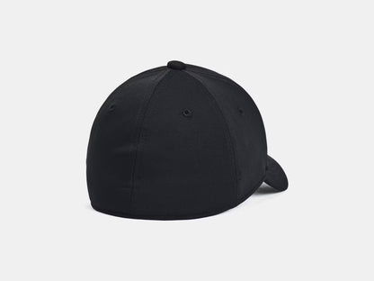 Casquette UA Blitzing - Under Armour noire en tissu maille, vue de dos montrant la texture et la forme ajustée.