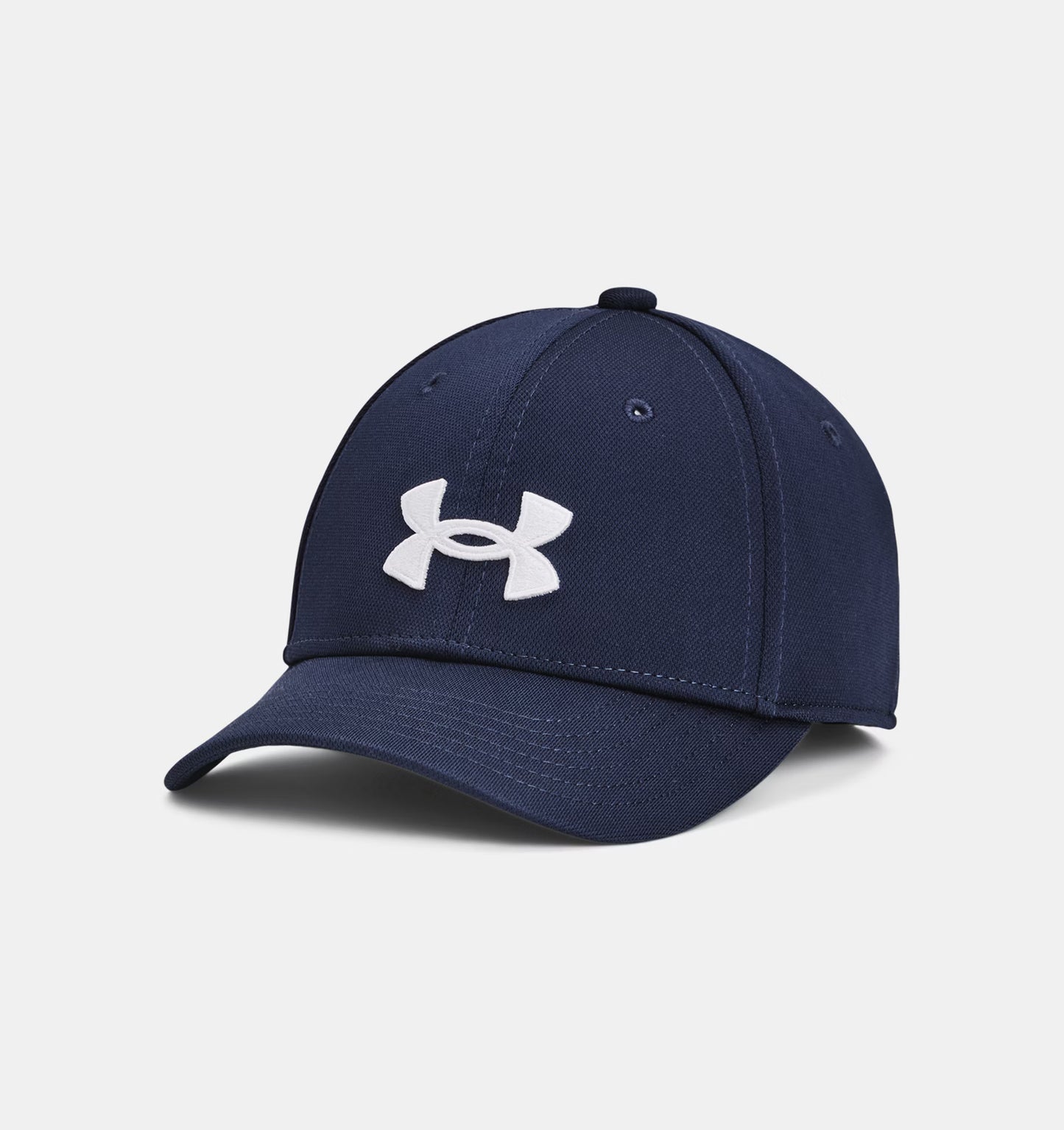 Casquette UA Blitzing - Under Armour bleu marine en maille texturée, logo blanc devant, vue de trois-quarts côté droit.