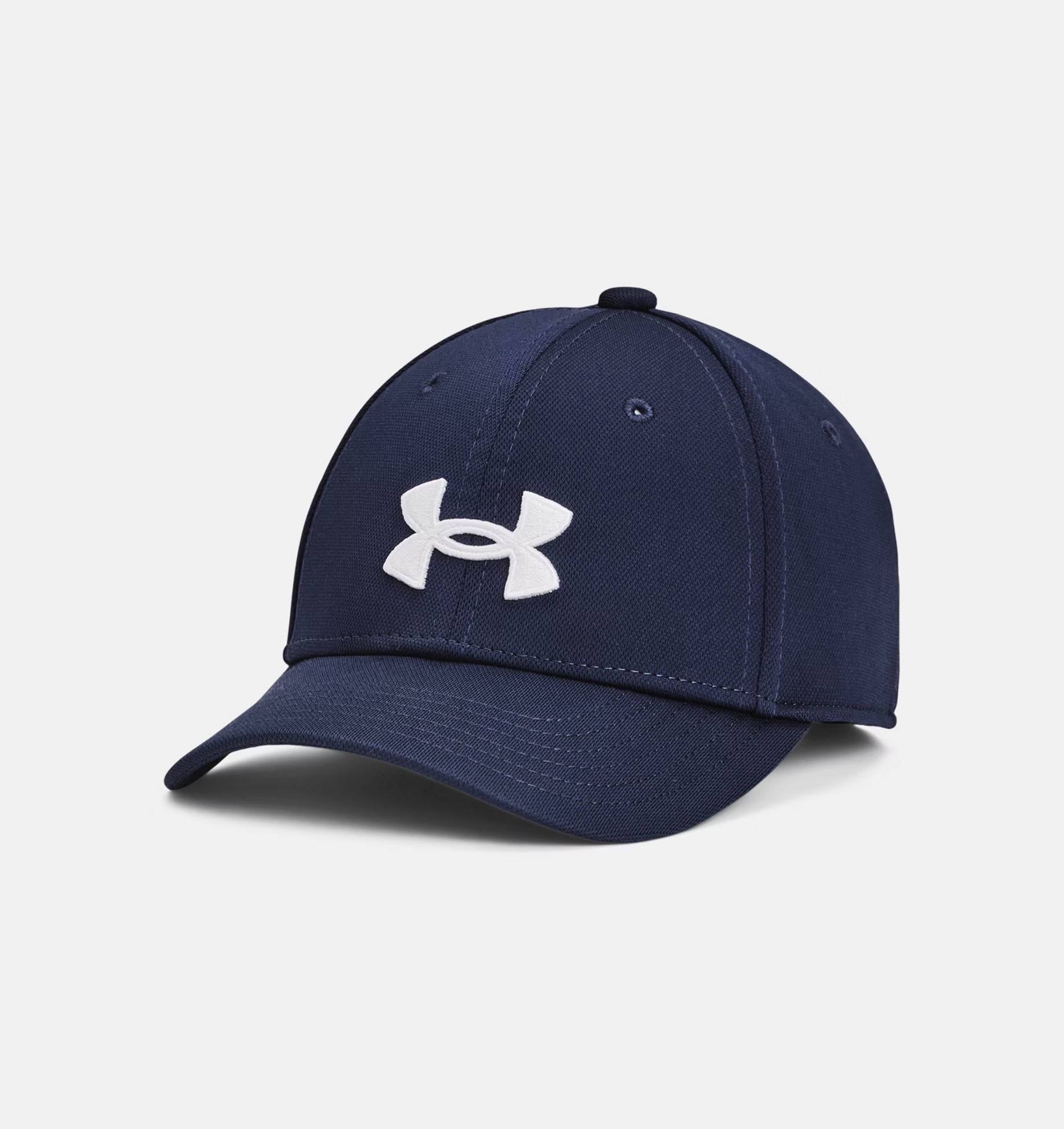 Casquette UA Blitzing - Under Armour bleu marine en maille texturée, logo blanc devant, vue de trois-quarts côté droit.